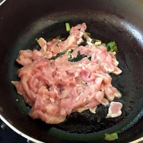 锅里倒入适量油，放入葱花爆香，倒入肉丝炒至变色