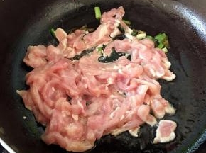 锅里倒入适量油，放入葱花爆香，倒入肉丝炒至变色