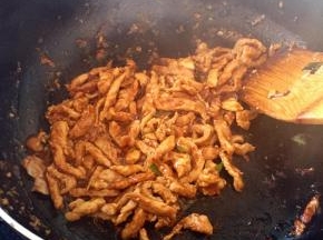 倒入料酒，老抽，蚝油，糖炒匀