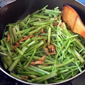 倒入芹菜炒熟，加盐调味即可