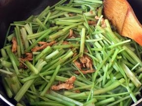 倒入芹菜炒熟，加盐调味即可