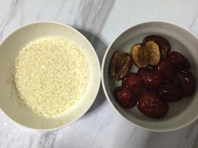 食材备齐，将红枣去核，放水里侵泡10分钟