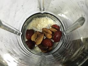 2. 米淘洗干净，全部放入破壁机里，倒入水，（水量可根据几个人喝）最高不要超过热饮上限