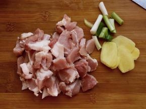 猪肉切块，姜和葱切碎
