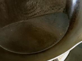 蒸好后会有些汤汁，倒入干净的锅里，倒一点蚝油和老抽烧开