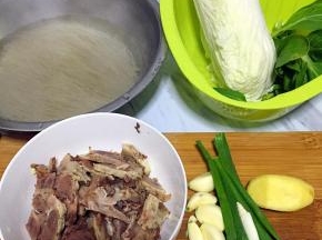 食材备齐，牛肉切片，粉丝温水泡软，白菜切小段，姜切片，蒜剁碎，葱切碎