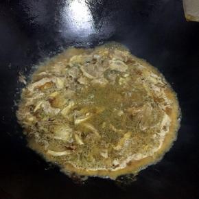 倒入料酒，生抽，糖，蚝油，加适量水烧开