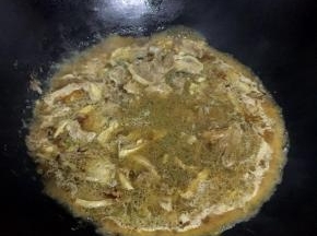 倒入料酒，生抽，糖，蚝油，加适量水烧开