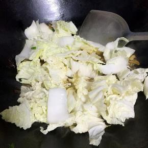 倒入白菜炒匀