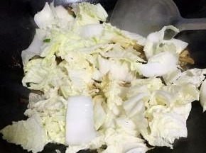 倒入白菜炒匀