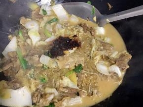 煮至白菜熟了后放入青菜炒匀，放入辣椒酱和盐拌匀就可以了