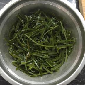 海带丝洗干净，切成段