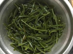 海带丝洗干净，切成段