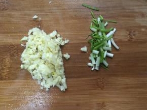 蒜拍碎，葱切碎