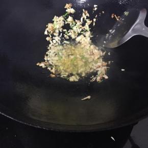 锅里倒比平时炒菜多些油，（家里有猪油，用猪油会更好吃，）放入蒜蓉和葱爆出香味