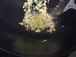 锅里倒比平时炒菜多些油，（家里有猪油，用猪油会更好吃，）放入蒜蓉和葱爆出香味