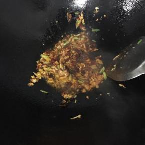 放入辣椒酱炒香