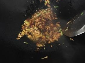 放入辣椒酱炒香