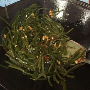 倒入海带丝快炒几下，加适量盐调味即可