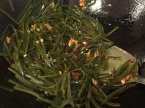 倒入海带丝快炒几下，加适量盐调味即可