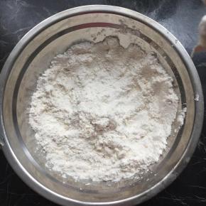 面粉加适量水揉成较硬的面团，水要慢慢的加入