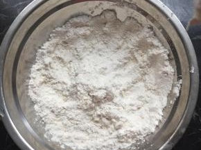 面粉加适量水揉成较硬的面团，水要慢慢的加入