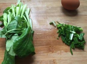 青菜，葱清洗干净，葱切小段