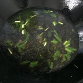 热锅里倒适量油，爆香葱花，加入清水