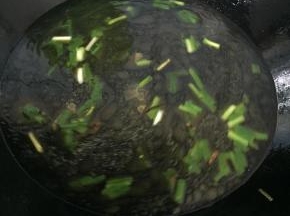 热锅里倒适量油，爆香葱花，加入清水