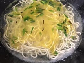 水开放入面条，用筷子搅一下，把面条搅散开