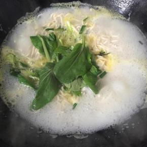 水开在煮两分钟，放入青菜煮一分钟，加盐调味