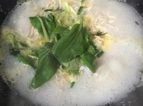 水开在煮两分钟，放入青菜煮一分钟，加盐调味