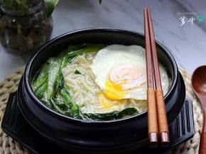 另起一干净锅，把鸡蛋煎一下，放入面条上