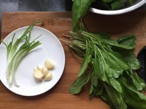 蒜去皮洗净，菠菜洗净，菠菜头可以吃，祛不祛除随意，葱处理洗干净