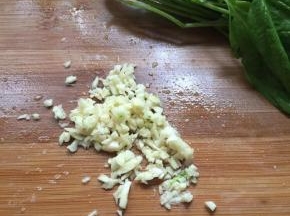 葱和蒜剁碎