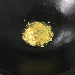 锅热倒适量油，倒入蒜和葱爆香