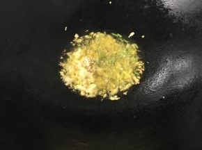 锅热倒适量油，倒入蒜和葱爆香