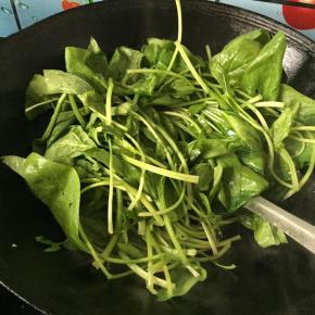 放入菠菜，菠菜易熟，大火快速翻炒两下