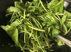 放入菠菜，菠菜易熟，大火快速翻炒两下