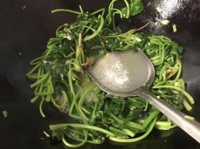 加适量盐调味即可出锅