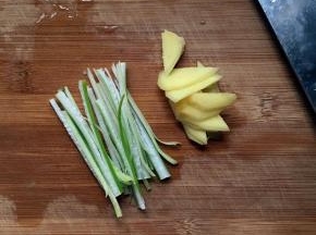 葱切丝，姜切片