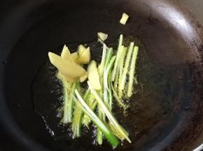 锅里倒适量油，倒入葱姜爆香