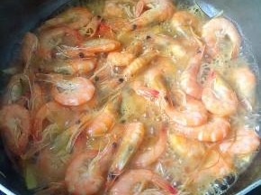 放少许白糖炒匀，加一点生抽和盐，加适量水