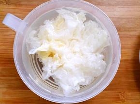 银耳放水里泡发15分钟