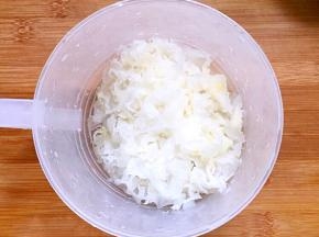 泡软后用剪刀去蒂剪碎，剪的碎碎的越好