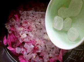 将所有食材放入电炖盅里