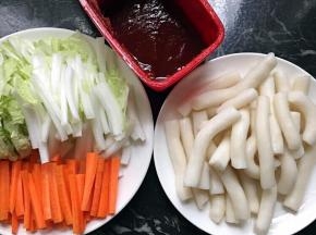 将所需材料备齐，清洗干净，白菜切丝，胡萝卜去皮切条状