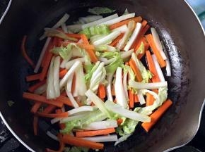 倒入白菜翻炒几下