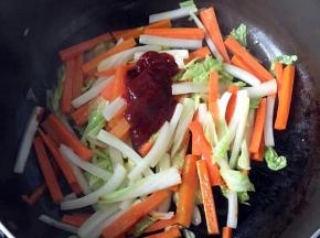 加入辣椒酱，多少随意，能吃辣可多放