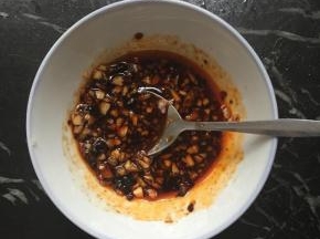 调料：用一碗倒入2勺生抽，2勺醋，一勺白糖，几滴香油，少许盐，加一些辣椒酱，多少可根据自己能吃辣的程度而定，倒入蒜蓉调匀